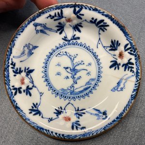Zes Chinese blauw-witte en koperrode koppen en schotels, Kangxi — foto 24