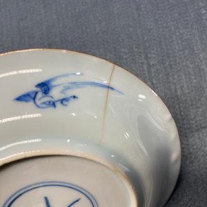 Zes Chinese blauw-witte en koperrode koppen en schotels, Kangxi — foto 27