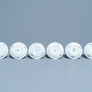 Zes Chinese blauw-witte en koperrode koppen en schotels, Kangxi — foto 3