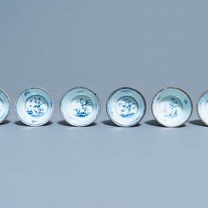 Zes Chinese blauw-witte en koperrode koppen en schotels, Kangxi — foto 8