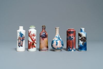Zes Chinese blauw-witte en koperrode snuifflessen, 19/20e eeuw