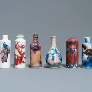 Zes Chinese blauw-witte en koperrode snuifflessen, 19/20e eeuw — foto 1