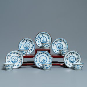 Zes Chinese blauw-witte en onderglazuur rode koppen en schotels met vogels en bloemen, Kangxi — foto 1