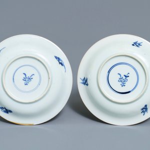 Zes Chinese blauw-witte en onderglazuur rode koppen en schotels met vogels en bloemen, Kangxi — foto 11