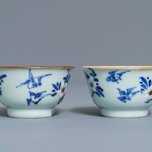 Zes Chinese blauw-witte en onderglazuur rode koppen en schotels met vogels en bloemen, Kangxi — foto 14