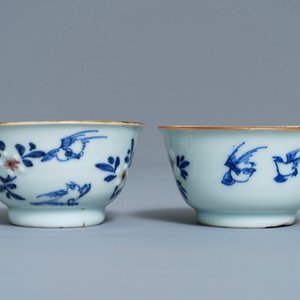 Zes Chinese blauw-witte en onderglazuur rode koppen en schotels met vogels en bloemen, Kangxi — foto 20