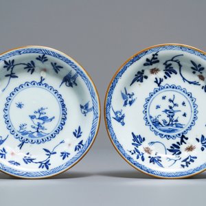 Zes Chinese blauw-witte en onderglazuur rode koppen en schotels met vogels en bloemen, Kangxi — foto 2