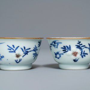 Zes Chinese blauw-witte en onderglazuur rode koppen en schotels met vogels en bloemen, Kangxi — foto 6