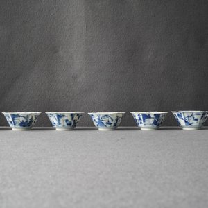 Zes Chinese blauw-witte hexagonale koppen en schotels, Kangxi — foto 12