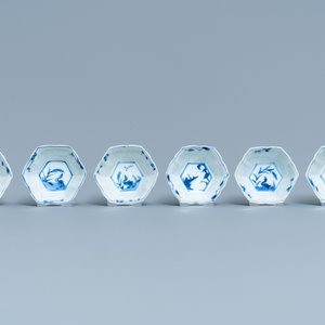 Zes Chinese blauw-witte hexagonale koppen en schotels, Kangxi — foto 8