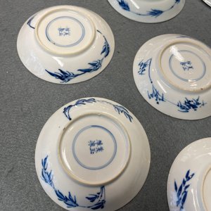 Zes Chinese blauw-witte koppen en acht schotels met ruiters te paard, Kangxi — foto 17