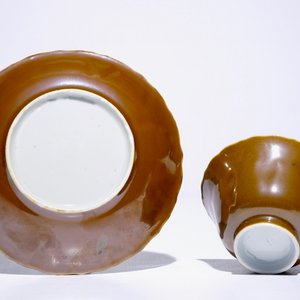 Zes Chinese blauw-witte koppen en schotels met capucijn bruine fondkleur, Kangxi — foto 3