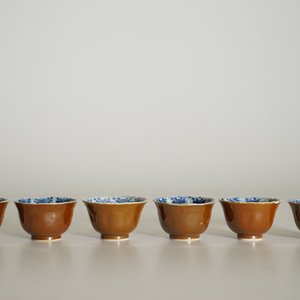 Zes Chinese blauw-witte koppen en schotels met capucijn bruine fondkleur, Kangxi — foto 9