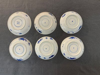 Zes Chinese blauw-witte koppen en schotels met dames met hondjes, Kangxi — foto 2