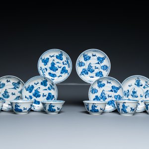 Zes Chinese blauw-witte koppen en schotels met dames met hondjes, Kangxi — foto 1
