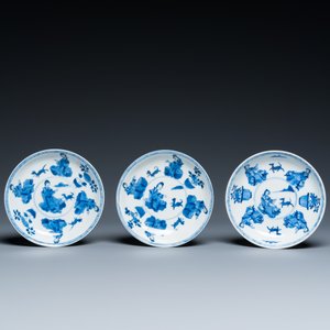 Zes Chinese blauw-witte koppen en schotels met dames met hondjes, Kangxi — foto 2