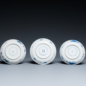 Zes Chinese blauw-witte koppen en schotels met dames met hondjes, Kangxi — foto 5