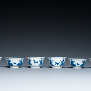 Zes Chinese blauw-witte koppen en schotels met dames met hondjes, Kangxi — foto 6