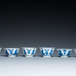 Zes Chinese blauw-witte koppen en schotels met dames met hondjes, Kangxi — foto 9