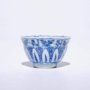 Zes Chinese blauw-witte koppen en schotels met figuren in een tuin, Kangxi — foto 5