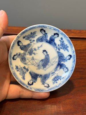Zes Chinese blauw-witte koppen en schotels met 'Lange Lijzen', diverse merken, Kangxi — foto 15