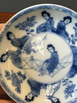 Zes Chinese blauw-witte koppen en schotels met 'Lange Lijzen', diverse merken, Kangxi — foto 16