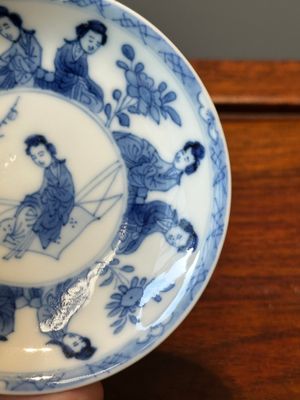 Zes Chinese blauw-witte koppen en schotels met 'Lange Lijzen', diverse merken, Kangxi — foto 17