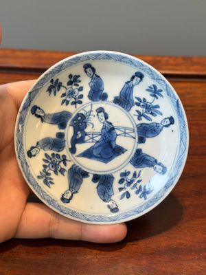 Zes Chinese blauw-witte koppen en schotels met 'Lange Lijzen', diverse merken, Kangxi — foto 21