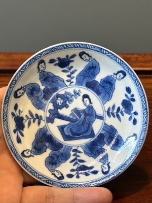Zes Chinese blauw-witte koppen en schotels met 'Lange Lijzen', diverse merken, Kangxi — foto 27