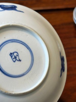 Zes Chinese blauw-witte koppen en schotels met 'Lange Lijzen', diverse merken, Kangxi — foto 32