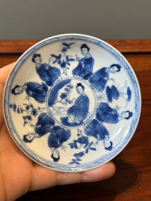 Zes Chinese blauw-witte koppen en schotels met 'Lange Lijzen', diverse merken, Kangxi — foto 33