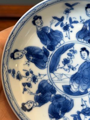Zes Chinese blauw-witte koppen en schotels met 'Lange Lijzen', diverse merken, Kangxi — foto 34