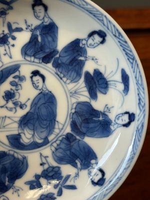 Zes Chinese blauw-witte koppen en schotels met 'Lange Lijzen', diverse merken, Kangxi — foto 35