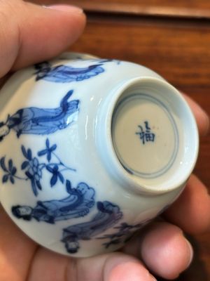 Zes Chinese blauw-witte koppen en schotels met 'Lange Lijzen', diverse merken, Kangxi — foto 7