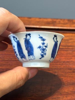 Zes Chinese blauw-witte koppen en schotels met 'Lange Lijzen', diverse merken, Kangxi — foto 10