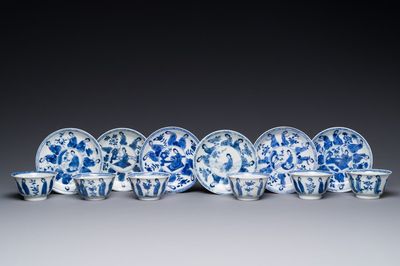 Zes Chinese blauw-witte koppen en schotels met 'Lange Lijzen', diverse merken, Kangxi