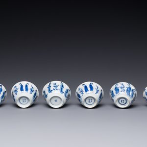 Zes Chinese blauw-witte koppen en schotels met 'Lange Lijzen', diverse merken, Kangxi — foto 3