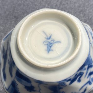Zes Chinese blauw-witte koppen en schotels met ruiters te paard, Kangxi — foto 18