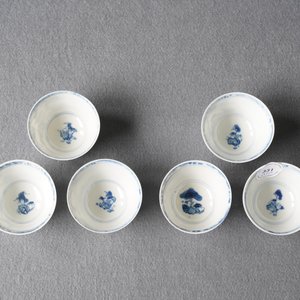 Zes Chinese blauw-witte koppen en schotels met ruiters te paard, Kangxi — foto 24