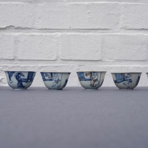 Zes Chinese blauw-witte koppen en zeven schotels met verguld decor, Kangxi/Yongzheng — foto 13