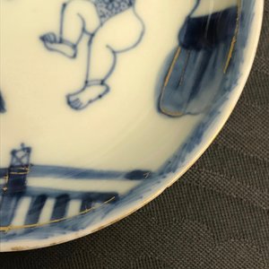 Zes Chinese blauw-witte koppen en zeven schotels met verguld decor, Kangxi/Yongzheng — foto 16