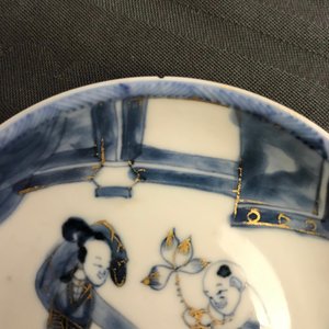 Zes Chinese blauw-witte koppen en zeven schotels met verguld decor, Kangxi/Yongzheng — foto 20
