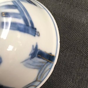 Zes Chinese blauw-witte koppen en zeven schotels met verguld decor, Kangxi/Yongzheng — foto 38