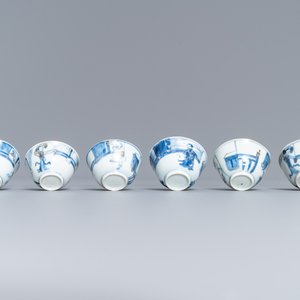 Zes Chinese blauw-witte koppen en zeven schotels met verguld decor, Kangxi/Yongzheng — foto 9