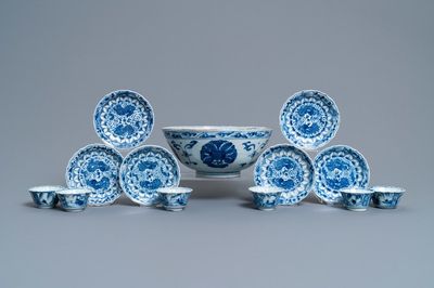Zes Chinese blauw-witte koppen, zes schotels en een kom, Ming en Kangxi