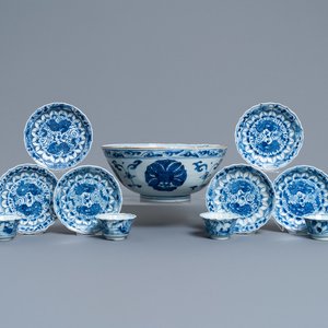 Zes Chinese blauw-witte koppen, zes schotels en een kom, Ming en Kangxi — foto 1