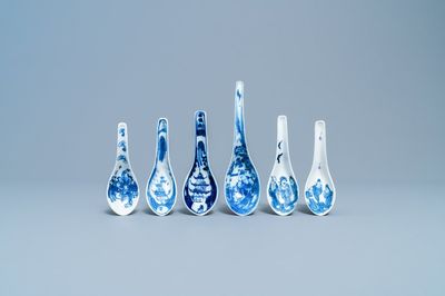 Zes Chinese blauw-witte lepels met figuren en pagodes, 19/20e eeuw