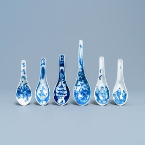 Zes Chinese blauw-witte lepels met figuren en pagodes, 19/20e eeuw — foto 1