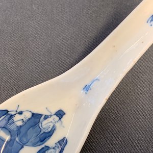 Zes Chinese blauw-witte lepels met figuren en pagodes, 19/20e eeuw — foto 10