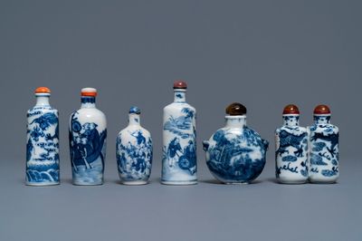 Zes Chinese blauw-witte porseleinen snuifflessen, 19/20e eeuw